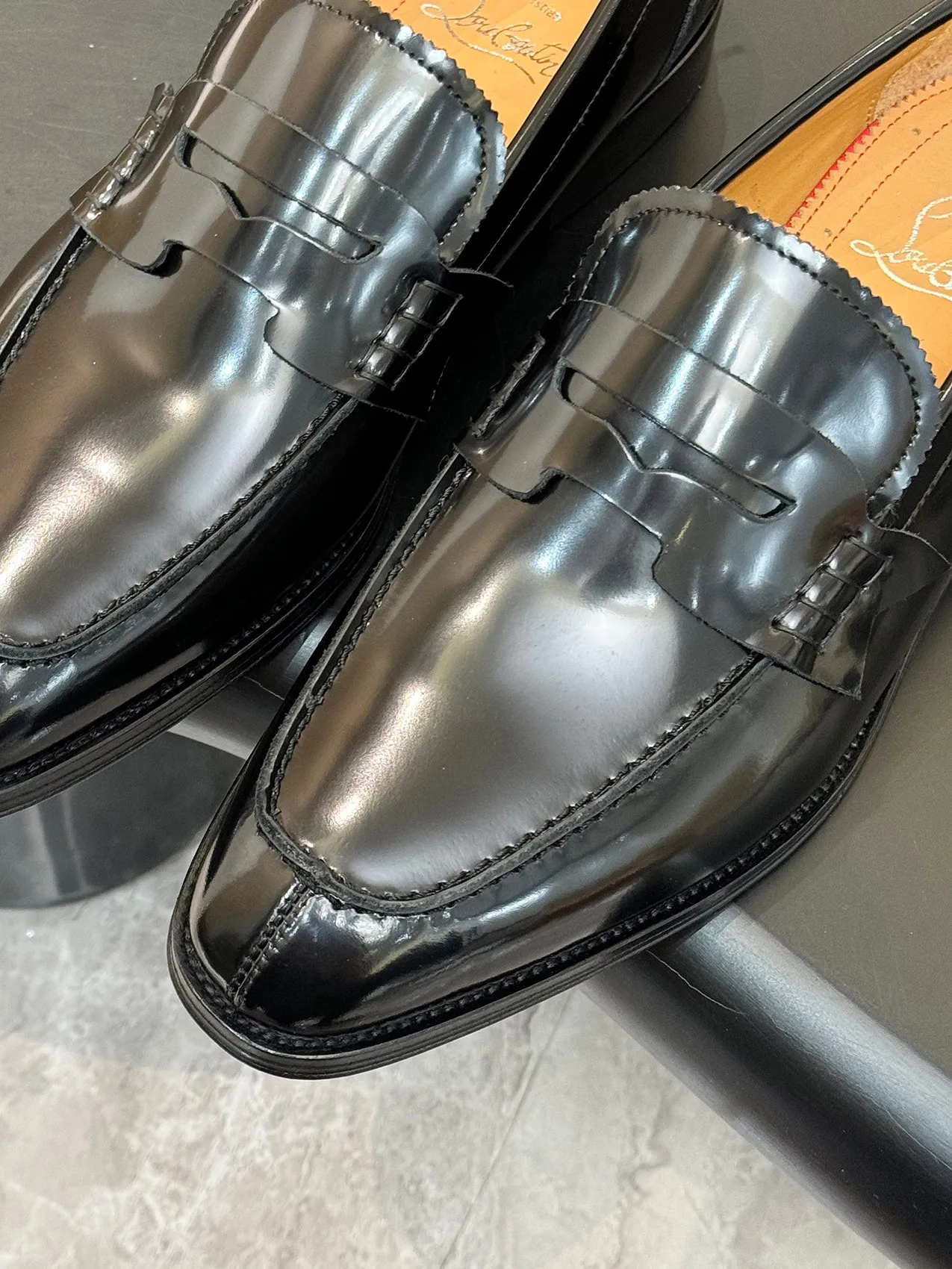 💰960 ••New real shots••CL～High-end men’s 👔Casual•loafers with red soles! ••🆑Genuine and top-quality goods from original orders ••✅💯 Purchase goods from top-quality original orders! Original imported patterned cowhide ➕Imported cowhide lining ➕Cowhide feet ➕Original leather outsole~🉑️Feel free to compare the authentic ones! Size: 39-44 (38.45.46.47 can be customized)